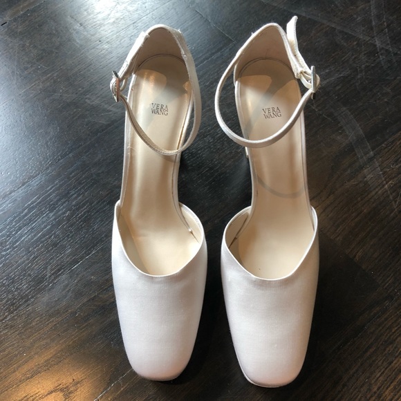 Vintage Vera Wang White Shiny Heels - Picture 3 of 6